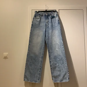 Blåa Utsvängda jeans  - Långa ljusblåa utsvängda jeans från Gina Tricot i storlek 36/S. Köpta för 599kr säljer för 150 + frakt 66kr, men pris kan diskuteras. Jag är 173cm och på mig sitter dom bra i längd. Hör av dig vid funderingar. 💛💛