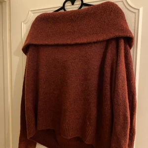 Offshoulder tröja  - Vinröd off shoulder tröja från hm, använd ca tre gånger, köpt för 199kr. Bra skick.