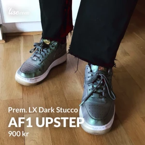 Nike AF1 women’s upstep Premium LX Dark Stucco - Säljer dessa Air Force 1 i sjuk colorway. Kommer tyvärr inte till användning. Kan mötas upp eller frakta!