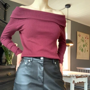 Vinröd tröja  - En vinröd tröja från H&M divided i bra skick. Kanske aningen lite nopprig, men skulle inte säga att det är något man tänker på. Den är i storlek M men passar mig som vanligtvis har XS. 