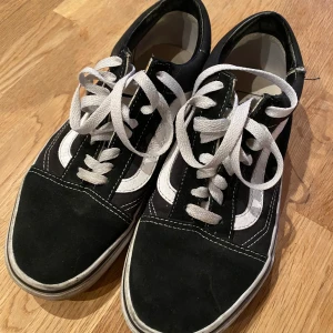 Vans Old Skool storlek 38 - Säljer mina Vans Old Skool i storlek 38. Kommer inte till användning längre. Ena skon har en spricka i ena sömmen, se bild. Går att sy ihop för den som är händig. Annars i fint skick och väldigt sköna. 