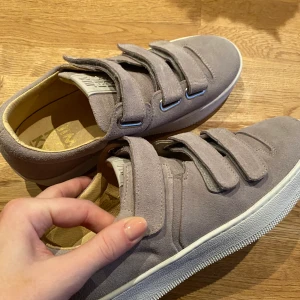 Jim Rickey storlek 38 - Helt oanvända skor från Jim Rickey med kardborreband i storlek 38. Jättefina men jag använder dom tyvärr aldrig. 