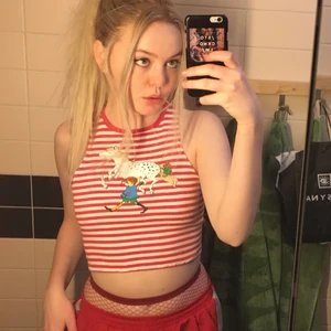 Pippi Linne  - Vit/rött randigt linne med Pippi motiv på. Riktig throw-back. Den är omsydd från en barn klänning till ett linne:) Sizen är xs-m. Bud börjar på 50kr ( 160 kr atm )