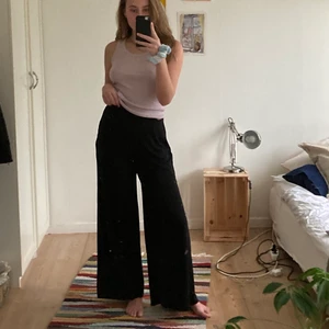 Svarta kostymbyxor - Långa svarta byxor med superskönt material. De är väldigt högmidjade, passar bra på mig som är 170 cm. De är storlek 38 men skulle vilja säga att de passar bra på 36-40 eftersom materialet är ganska stretchigt. Köparen står för frakt.