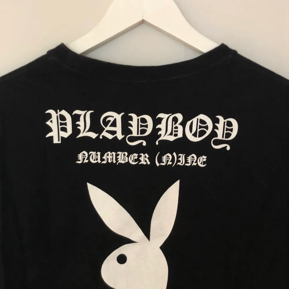 T-Shirt från Number (n)ine i kollaboration med Playboy. På framsidan står det ”The good life” och på bakre sidan så finns det en playboy bunny logga. Storlek 2 men passar som Small. T-shirts.