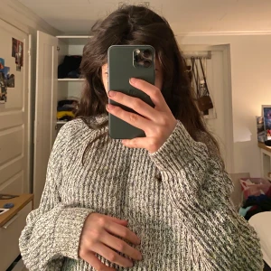 svart/vit tjocktröja  - svart/vit stickad tjocktröja. bra skick och väldigt bekväm. storlek L men skulle säga att den är mer XS/S/M beroende på hur man vill att den ska sitta. (säljer i flera färger)