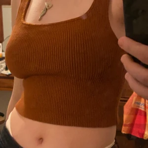 brun/oranget linne - super fint linne som funkar till typ alla stilar! kommer från hm och har ett randigt tyg, det är storlek s men väldigt stretchig så passar även m! köpte den i somras för 250kr🧸💜