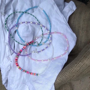 Ucare armband/halsband - Kolla in alla våra kollektioner som ligger ute nu! Vi tillverkar handgjorda smycken tillägnat små förebilder i kamp mot cancer. 20% av varje produkts vinst går till Barncancerfonden🎗 Få chans att ta del av barnens historier🤍🤍 Finns i både armband och halsband! Priser står i de andra inläggen. 