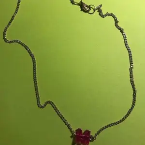 Halsbands kedja silver, med ett lila/rosa M. 