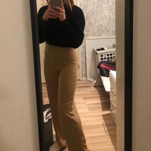 Beiga kostymbyxor  - Säljer mina supersköna och assnygga kostymbyxor från BikBok. Säljs då dem är lite för korta för mig (173cm). Köpta i våras och är väldigt sparsamt använda. 💛