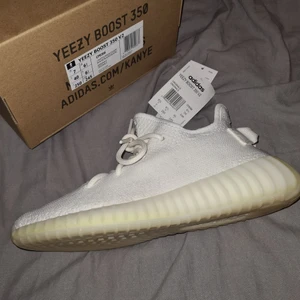 Yeezy cream white - Yeezy boost 350 Cream white i storlek 40 (US 7). Dessa är köpta på Adidas hemsida i samband med ett drop. Skicket är i topp 9/10, då de är använda max 3 gånger. Vid köp följer allt till skorna, kartongen, tags och en dubbelbox med. Kvittot är tyvärr borta! Mitt pris är 2000kr inklusive frakt, eller rimligt bud!