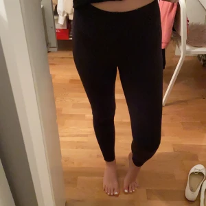 Svarta tights  - Svarta tjats,perfekt både till träning elr till vardags! Dom är som nya,jättebra skick! Säljer för 60 kr . Dom är i storlek S