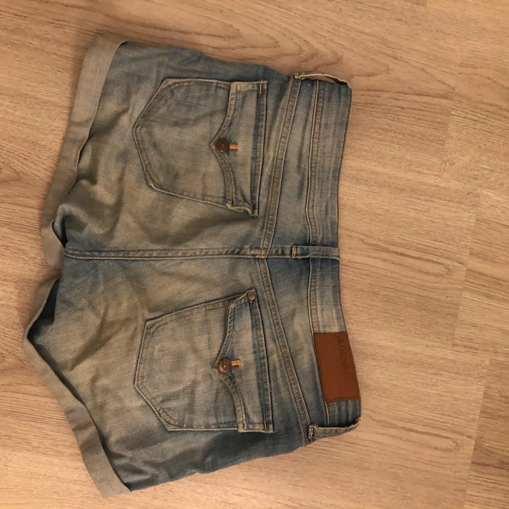 Blå jeans shorts i bra skick, med både fram och bakfickor. Kommer ej ihåg nypriset. Köparen står för eventuell fraktkostnad 🥰. Shorts.