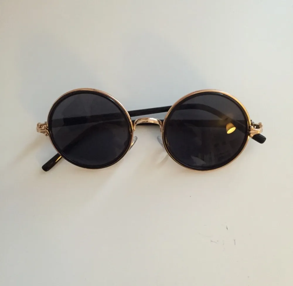Snygga solbrillor från Urban Outfitters. Knappt använda, i bra skick! . Accessoarer.
