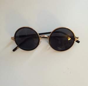 Snygga solbrillor från Urban Outfitters. Knappt använda, i bra skick! 