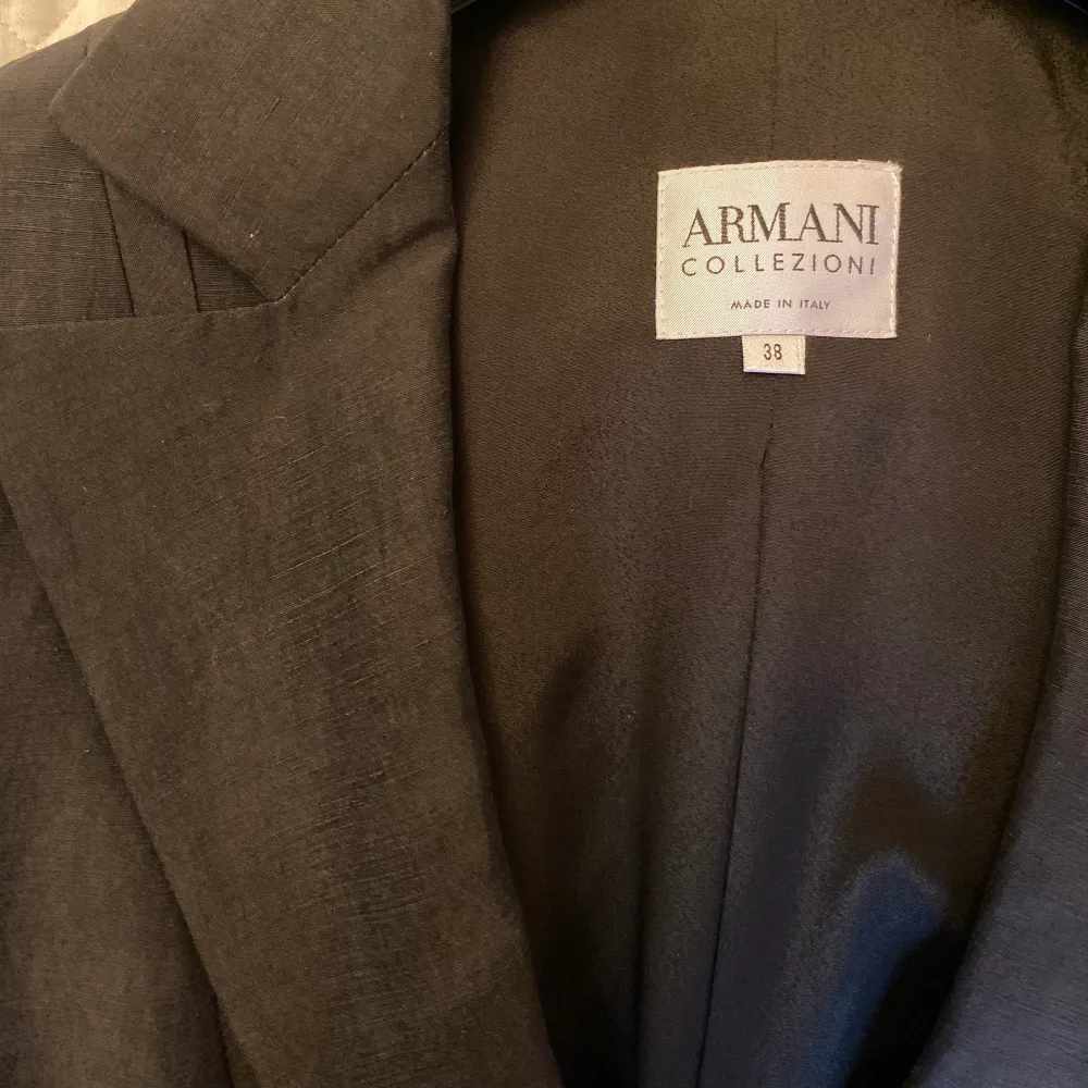 Jättefin vintage kavaj från Armani! Den är grå/brun❤️ står att den är en 38 men jag tycker den sitter mer som 34/36. Italienska storleken är oftast mindre❤️. Kostymer.