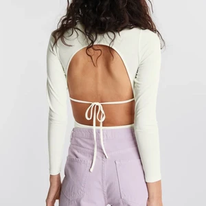 Långärmad body med öppen rygg - Benvit långärmad body med öppen rygg i storlek Xs. Använd fåtal gånger ✨ Priset är exklusive frakt. Öppen för bud!