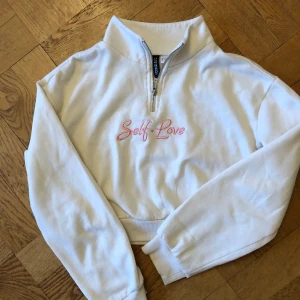Sweatshirt  - Jättesöt sweatshirt från HM. Den är cropped och varm. Frakt tillkommer på 44kr💖