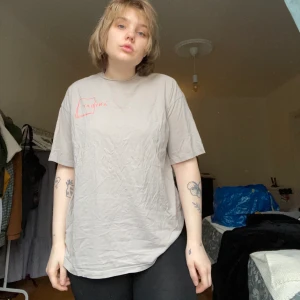 Beige oversized tshirt  - Jättemjuk och skön t-shirt från Monki med tryck