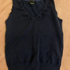 Stickad väst - Stickad väst som sitter väldigt fint med ett par jeans💕 det är bara att skriva för fler bilder🥰