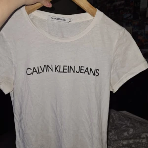 Calvin klien M - T-shirt, den är tight så skulle säga att den är i storlek S