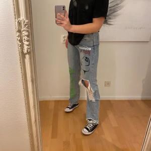 As balla jeans ⚡️ - Coola jeans som tyvärr inte kommer till användning längre, och vill att de ska komma till användning! :( därför en intresse koll på dess jeans, hör av er vid intresse och pris kan diskuteras 💞🦋(hellånga på mig 170cm) 