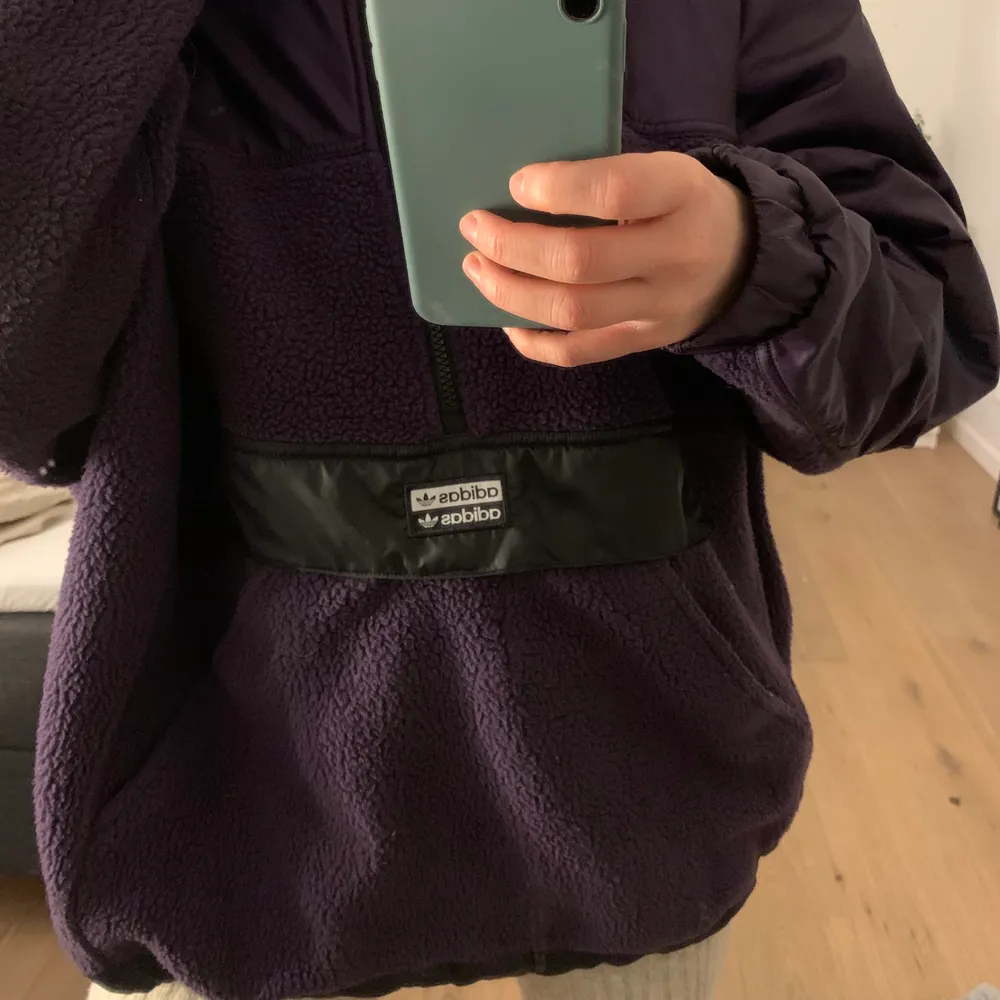 En cool halfzip hoddie i lila. Storlek M men passar M-L beroende på hur man vill att den sitter. Jag är en storlek S och den sitter oversized. Använd en gång! Nypris: 1000kr . Tröjor & Koftor.