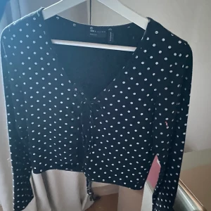 Blus/kofta  - Jättesöt tröja med snörning fram, knappt använd därav bra skick