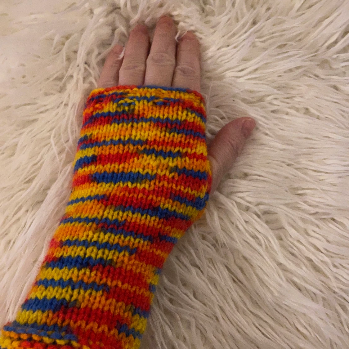 Handstickade torgvantar 