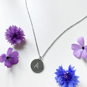 Halsband med bokstavsberlock ~ A - Berlockhalsband i rostfritt stål med bokstaven ”A”.