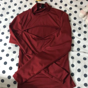 Vin röd tröja  - Den är köpt för 189 kr på new yorker och aldrig använd. Stolek XS. Pris kan diskuteras men typ 100💘