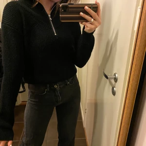 Svart stickad tröja  - Stickad tröja med dragkedja, knappt använd i storlek XS🦋