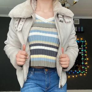 Jacka🤍 - En super fin jacka som värmer skit bra🤍 (fake päls) den är väldigt modern och passar till allt, frakt ingår i priset✨