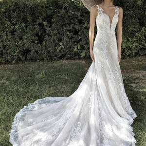 Ny oanvänd Demetrios brudklänning 34-38 - Helt oanvänd brudklänning pga uppskjutet bröllop av märket Demetrios. Köpt på Proms and Weddings i somras för ca 16,000 kr. Passar stl 34-38. Inga justeringar har gjorts. Säljer för 10,000 men priset kan absolut diskuteras (frakt ingår). Finns i Skåne. 