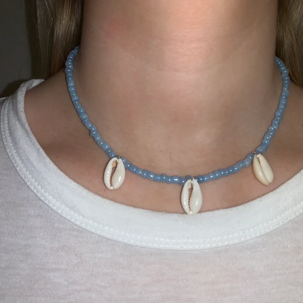 Blått pärlhalsband med snäckor💙🐚🦋🥺⭐️ halsbandet försluts med lås och tråden är elastisk . Accessoarer.