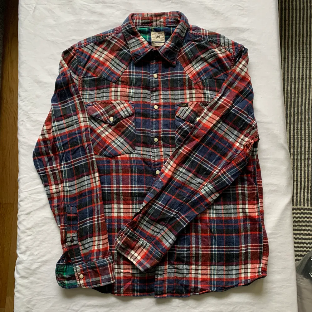 Snygg rutig skjorta från Lee, storlek L. Endast använd några få gånger, säljer för att den inte kommer till användning😊. Skjortor.