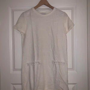 Klänning från Zara strlk S - Jättesöt klänning från Zara med super fina detaljer och ”fransar” nedtill (se bild). Storlek S. Säljer för 60kr. 