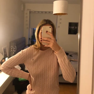 Gant stickad tröja - En ljusrosa stickad Gant tröja. Storlek S. 100% äkta. Lappen därbakom är lite sönder men tröjan är oskadd. Endast använd några gånger:)🖤