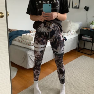 Stronger tights - Säljer ett par brun-mönstrade tights från stronger som är sparsamt använda och i bra skick!! 🤎🤎 Buda i kommentarena eller privat och det höjs med + 10kr (: Eller köp direkt för 250kr + frakt. 🥳  Budet avslutas lördag 19.00. LEDANDE BUD; 250kr + frakt 🤪✨