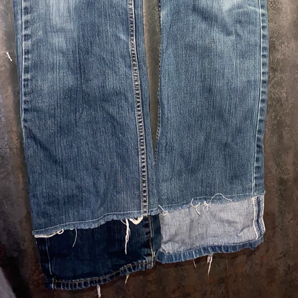 Deconstructed jeans i storlek 30/30 - supercoola med detaljer från ett par andra jeans.. Jeans & Byxor.