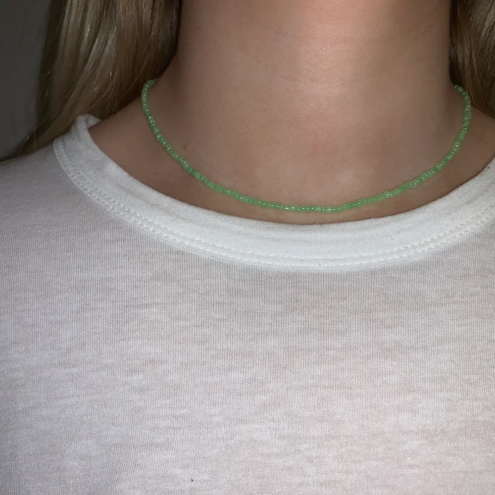 Grönt pärlhalsband med små pärlor💚⭐️💫🥺 halsbandet försluts med lås och tråden är elastisk . Accessoarer.