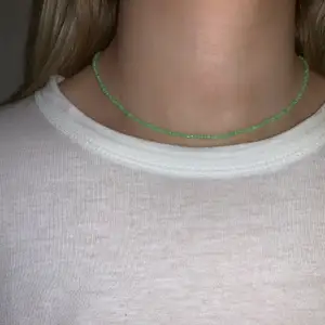 Grönt pärlhalsband med små pärlor💚⭐️💫🥺 halsbandet försluts med lås och tråden är elastisk 