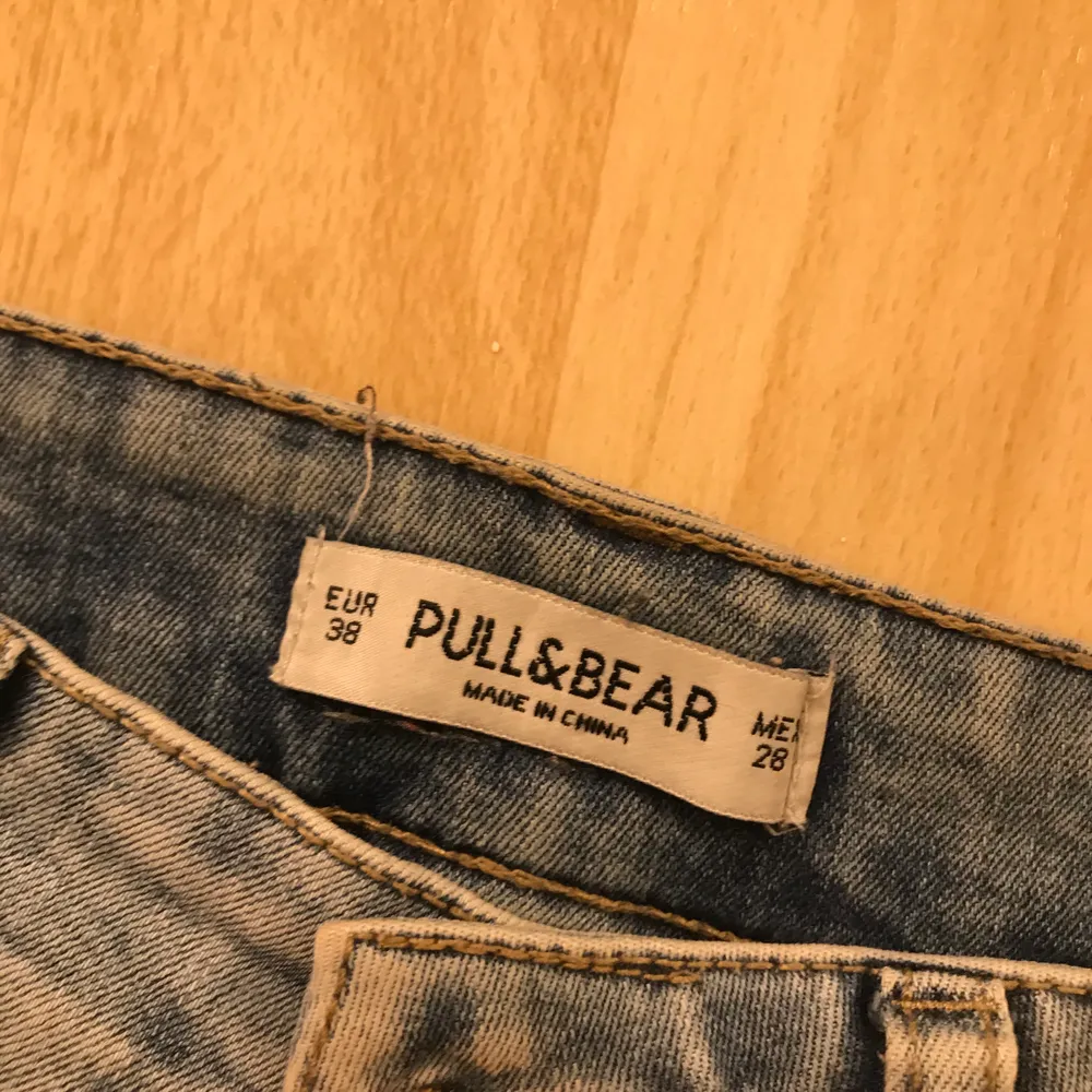 Jeans från pull and bear med slitningar och push-up i bak. 150kr inkl frakt . Jeans & Byxor.
