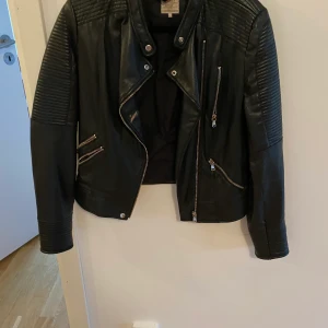 Skinnjacka  - Svart skinnjacka storlek medium för 200kr