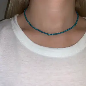 Metallicblått pärlhalsband med små pärlor💙🥺🤩💫🥰 halsbandet försluts med lås och tråden är elastisk