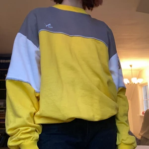 Vintage puma sweater - 💛Gul vintage Puma sweatshirt med vita och gråa detaljer💛 Den har en dåv färgfläck på vänster ärm💛