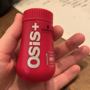 Osis+ dust it - Oasis+ dust it, torrschampo i pulverform som är jättebra men har aldrig kommit till användning.
