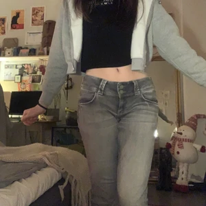 ÄKTA Pepe Jeans  - Köpte dessa äkta och fina jeans ett tag sedan men passade nt så bra i lowwaist och nu kan jag nt skicka tillbaka dom❤️ De är väldigt långa och materialet är mjukt och stretchigt. Jag är 172 cm och har 36/38 i storlek men dessa var lite stora för mig😊 FRAKT 30 kr