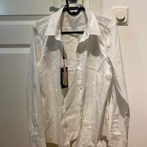 Vit skjorta från Stockh LM köpt på MQ. Aldrig använd, prislapp kvar. Ordinarie pris 499kr. Snygg under västar och stickade tröjor.