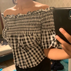 Off shoulder blus - En rutig blus från Bik Bok, strl L men passar mig som har S, luftig och bra passform! Kom med egna prisförslag om den är för dyr!! GRATIS FRAKT